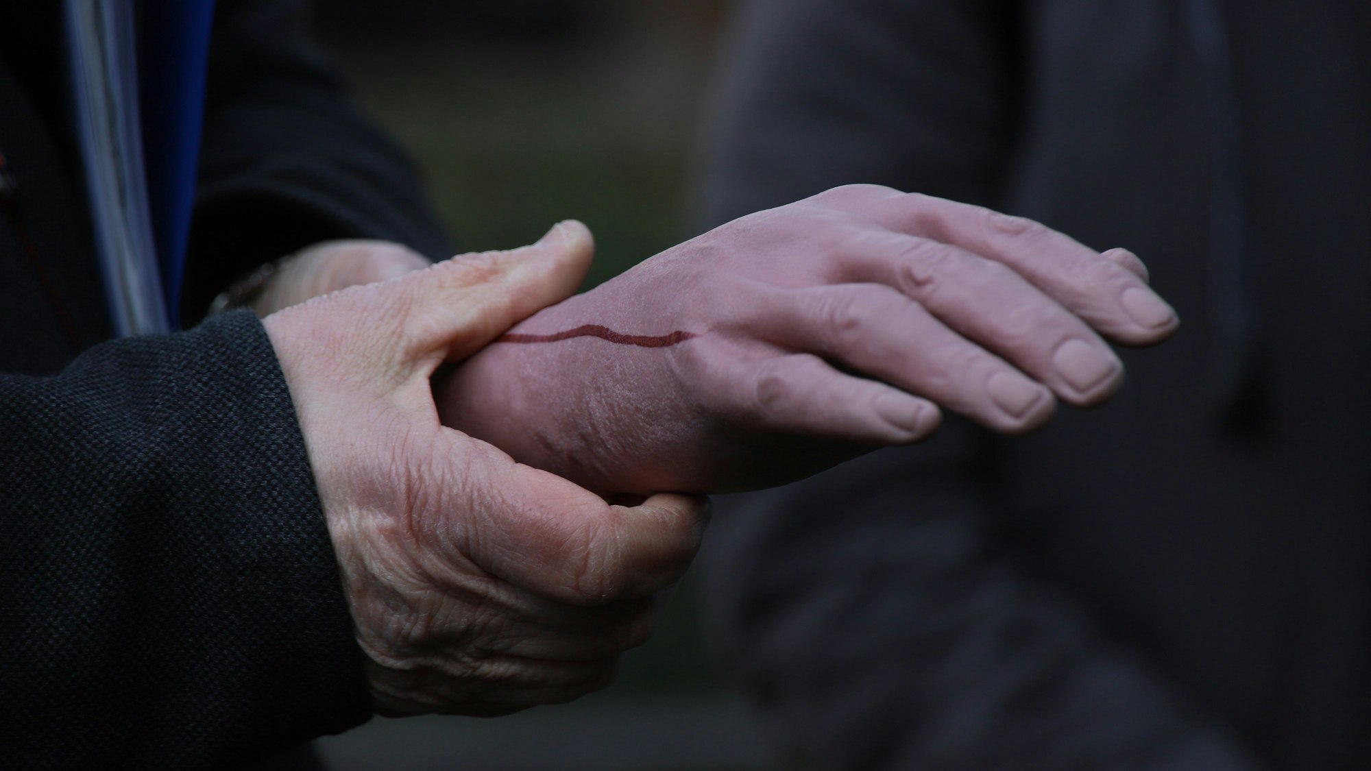 Hans-Willi Kernenbach zeigt bei einer Krimiführung in Siegburg die Requisite einer Hand.