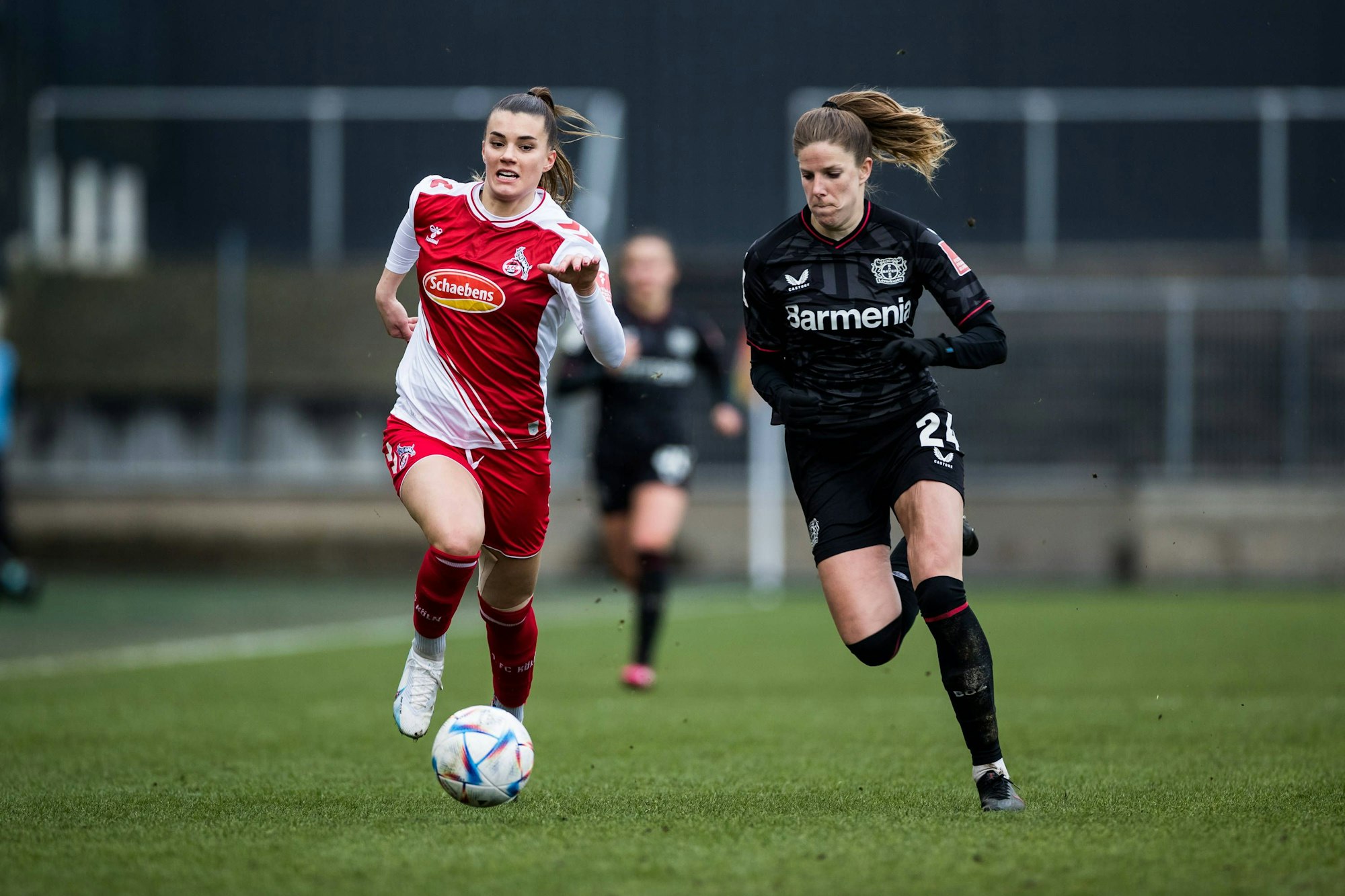 Fußball: FC-Stürmerin Selina Cerci (l.) im Duell mit Leverkusens Lilla Turanyi.