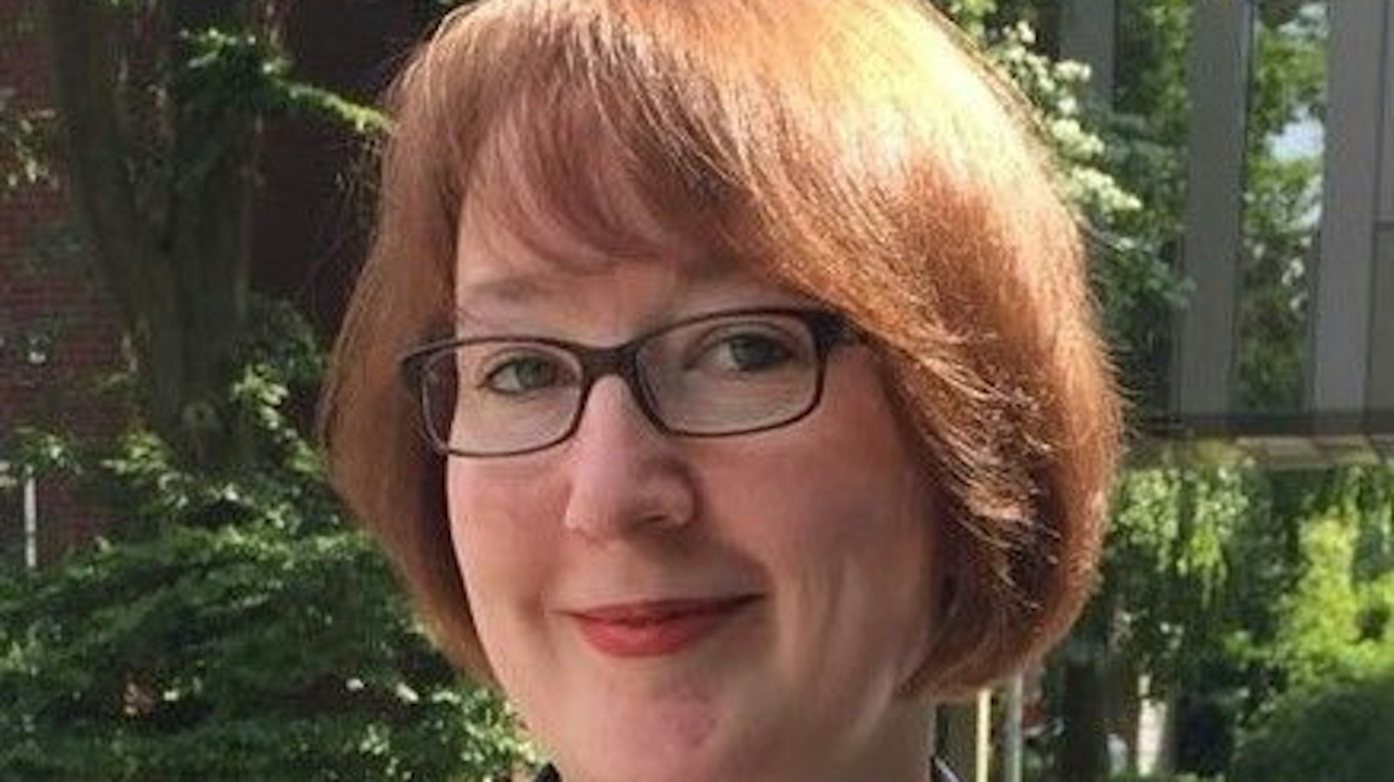 Julia-Rebecca Riedel ist evanglische Pfarrerin - ehrenamtlich in Odenthal, hauptamtlich in der Fluseelsorge in der Eifel und im Ahrtal tätig.