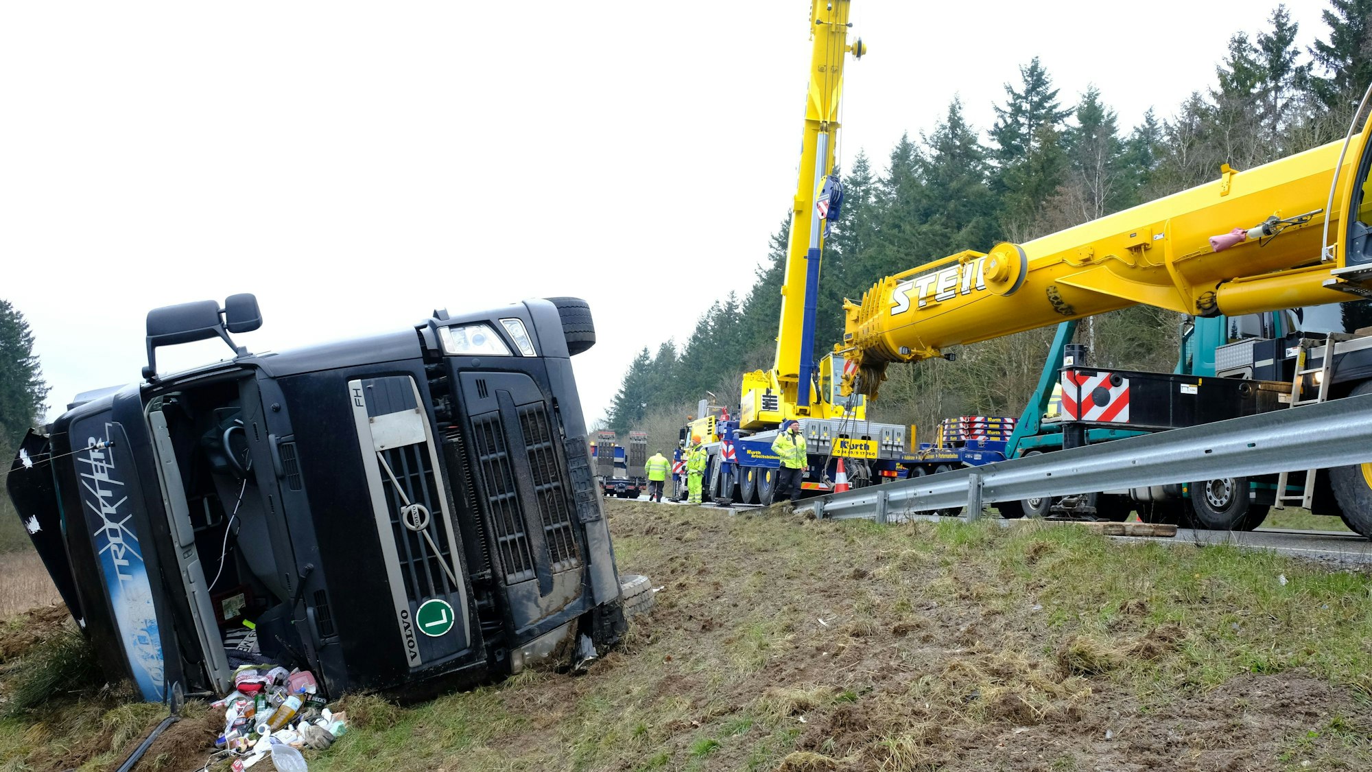 Ein Bauunternehmen bereitet sich darauf vor, einen umgekippten LKW aufzurichten.