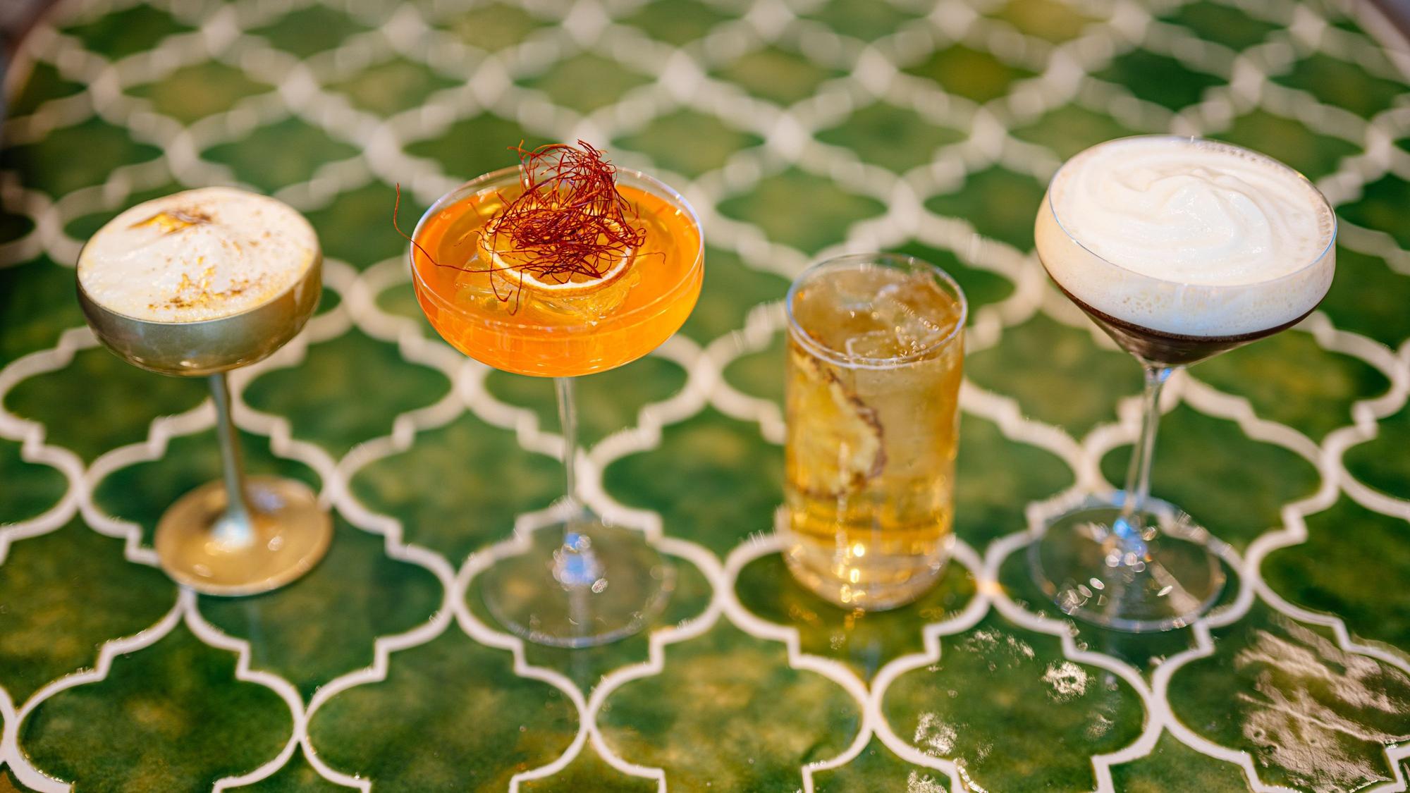 Vier der Cocktail-Kreationen in der bona'me Factory, die zusammen mit dem „Toddy Tapper“ aus dem Agnesviertel entstanden sind.