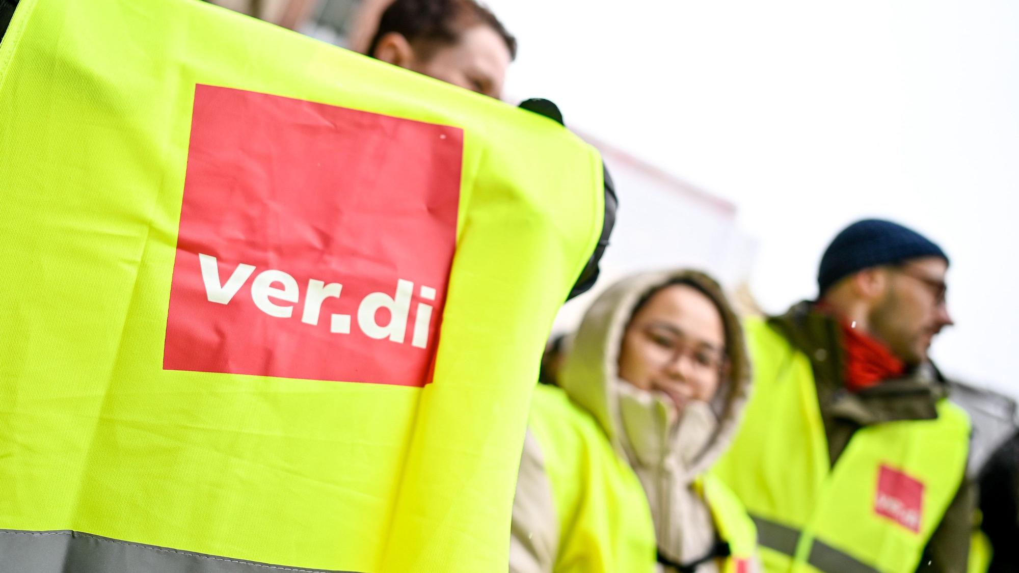 Streikende mit Verdi-Fahnen (Archivbild).