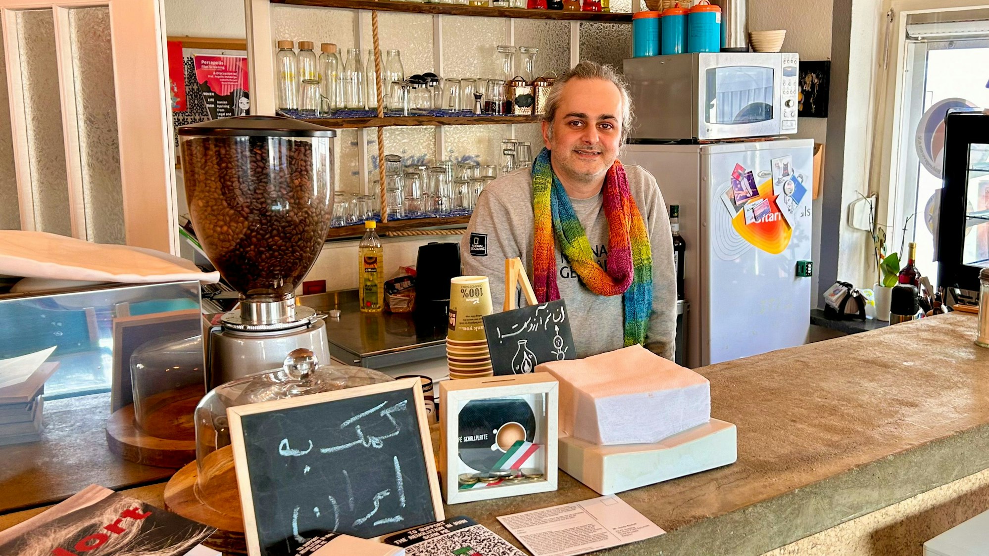 Ein Mann spielt auf einem gitarren-ähnlichen Instrument, der persischen Tar.