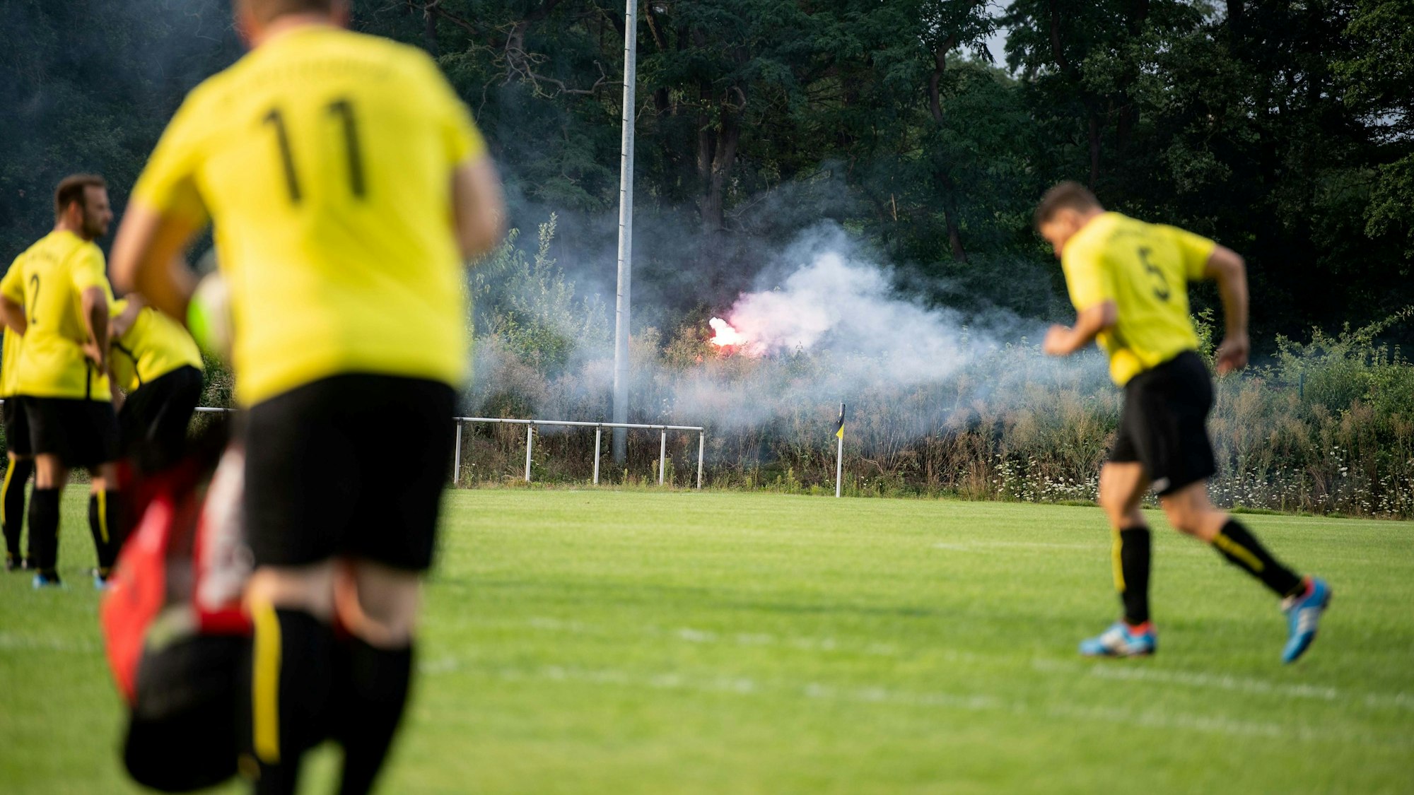 Hey, super Stimmung! Im Kreisliga-Fußball geht es, wie auf diesem Symbolfoto zu sehen ist, Woche für Woche rund.