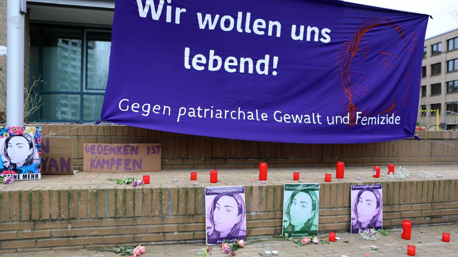 Göttingen: Ein Transparent gegen patriarchale Gewalt und Femizide hängt vor dem Landgericht.