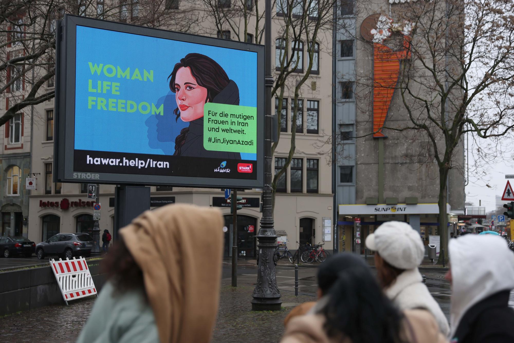 Köln, RSK, Plakat-Aktion für "Woman Life Freedom" an der Aachener Straße