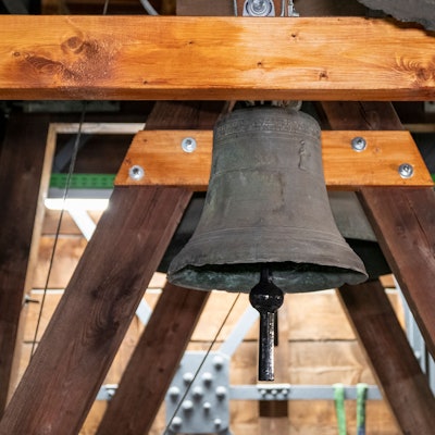 Köln, Dom, Vierungsturm, Klaraglocke nach ihrer Aufhängung im Vierungsturm, am Tag der Einweihung am 07.03.2023 durch Dompropst Guido Assmann; Montage der Glocke anlässlich des 100. Geburtstages der Petersglocke im Mai 2023