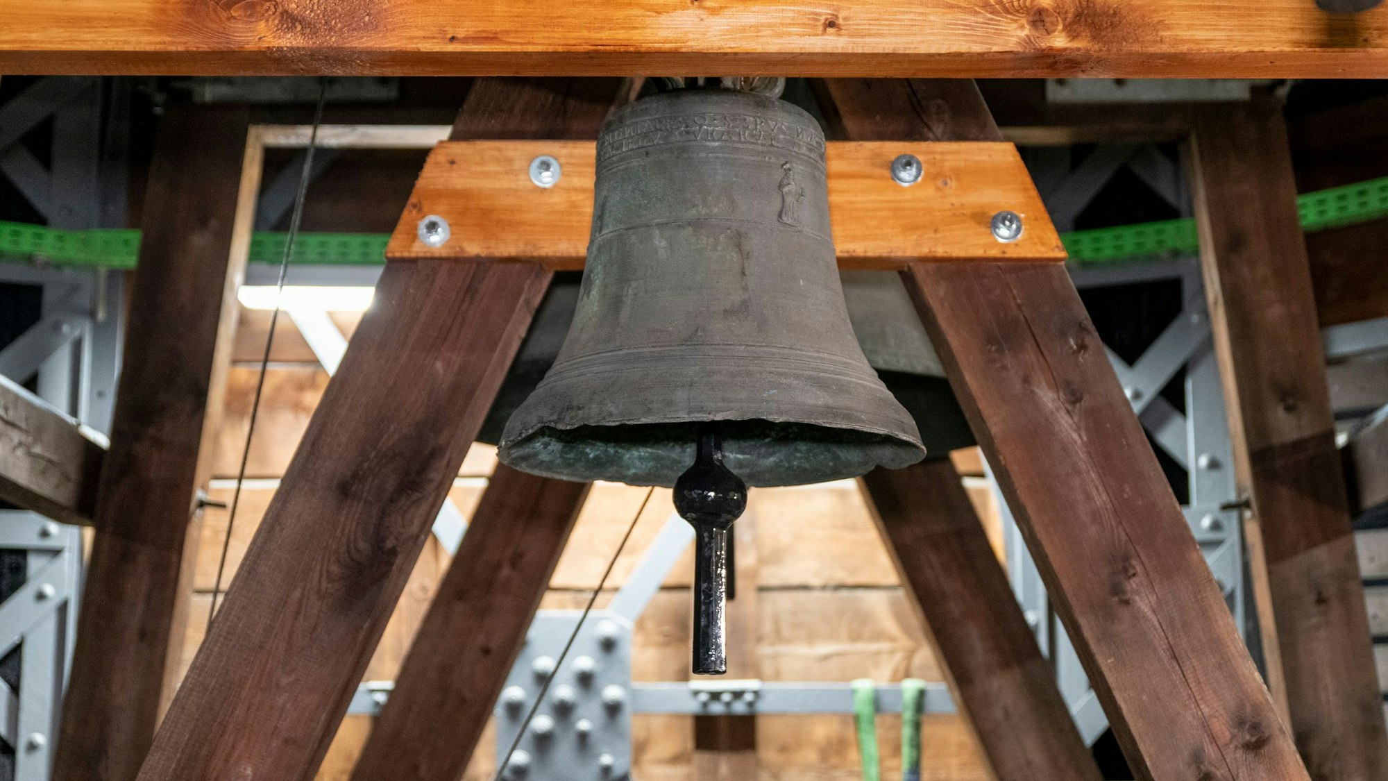 Köln, Dom, Vierungsturm, Klaraglocke nach ihrer Aufhängung im Vierungsturm, am Tag der Einweihung am 07.03.2023 durch Dompropst Guido Assmann; Montage der Glocke anlässlich des 100. Geburtstages der Petersglocke im Mai 2023
