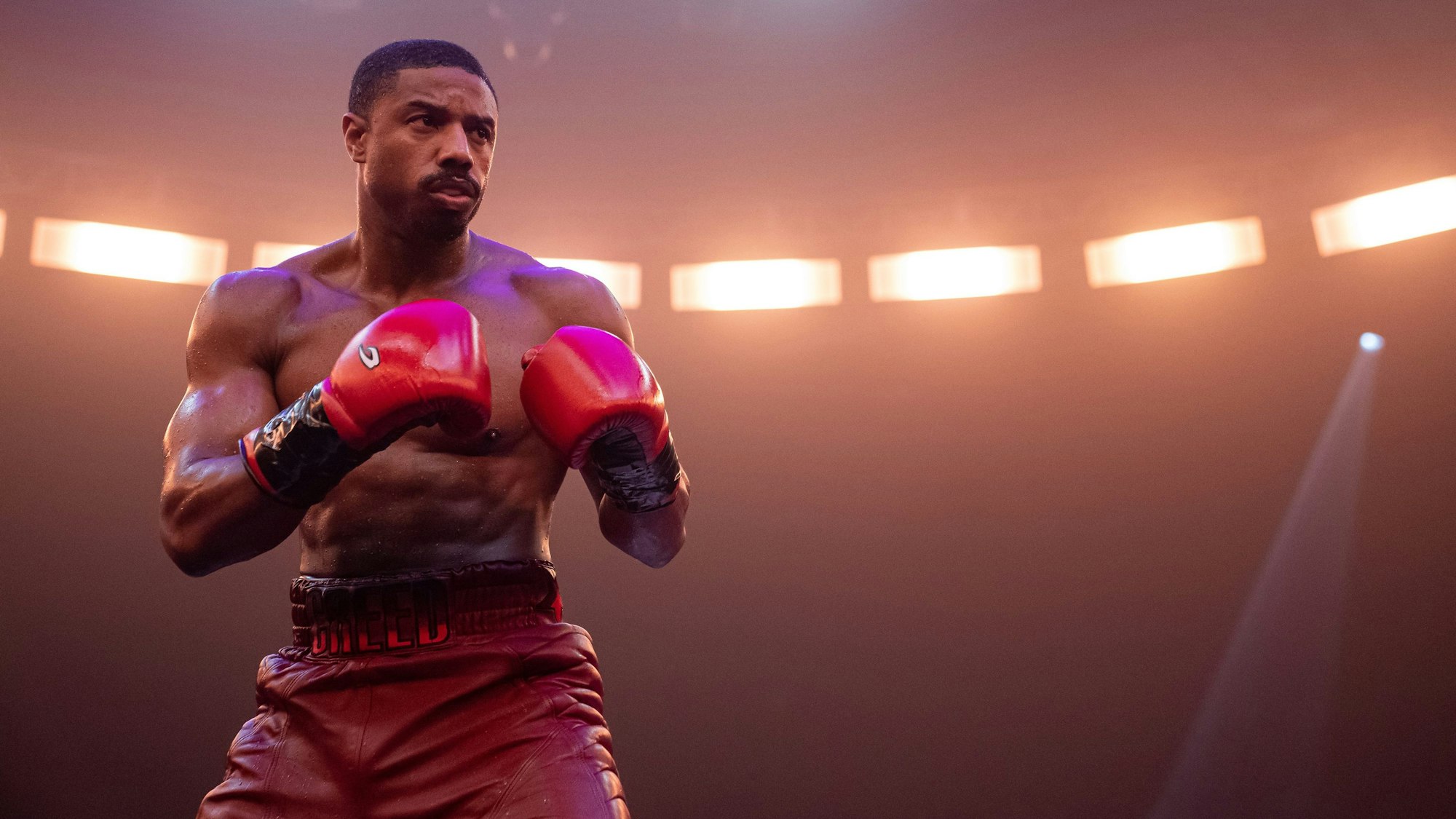 Schauspieler Michael B. Jordan als Adonis Creed in einer Szene des Films „Creed III - Rocky's Legacy“.