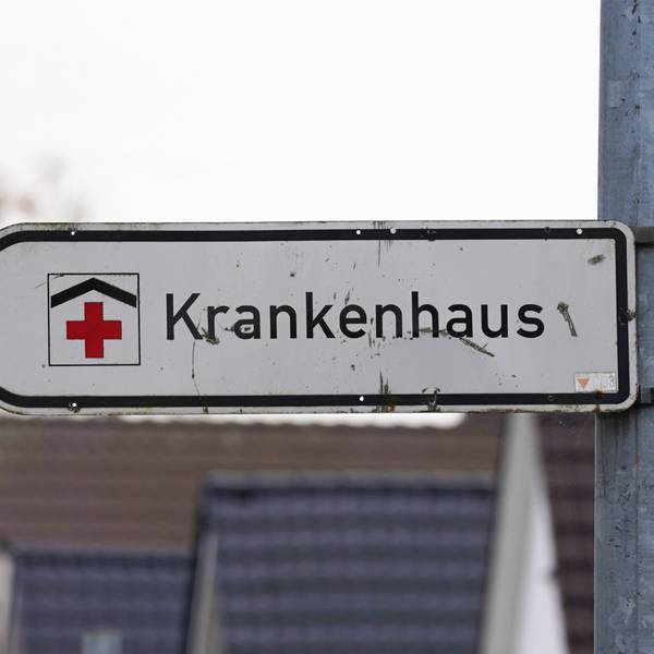 Ein Hinweisschild mit der Aufschrift „Krankenhaus“ weist an einer Straße den Weg zu einer Klinik.