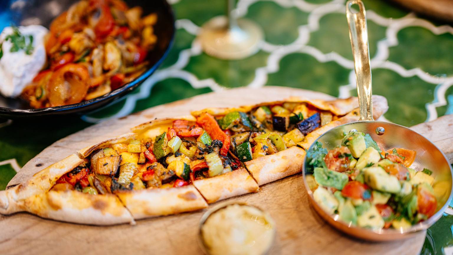Buntes gegrilltes Gemüse ist der Bestandteil des Teigschiffchens, das sich im Bona'me Pide nennt.