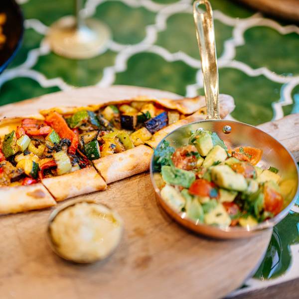 Buntes gegrilltes Gemüse ist der Bestandteil des Teigschiffchens, das sich im Bona'me Pide nennt.