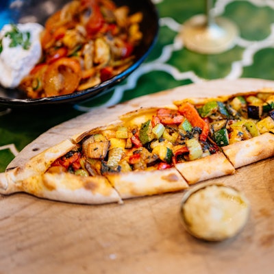 Buntes gegrilltes Gemüse ist der Bestandteil des Teigschiffchens, das sich im Bona'me Pide nennt.