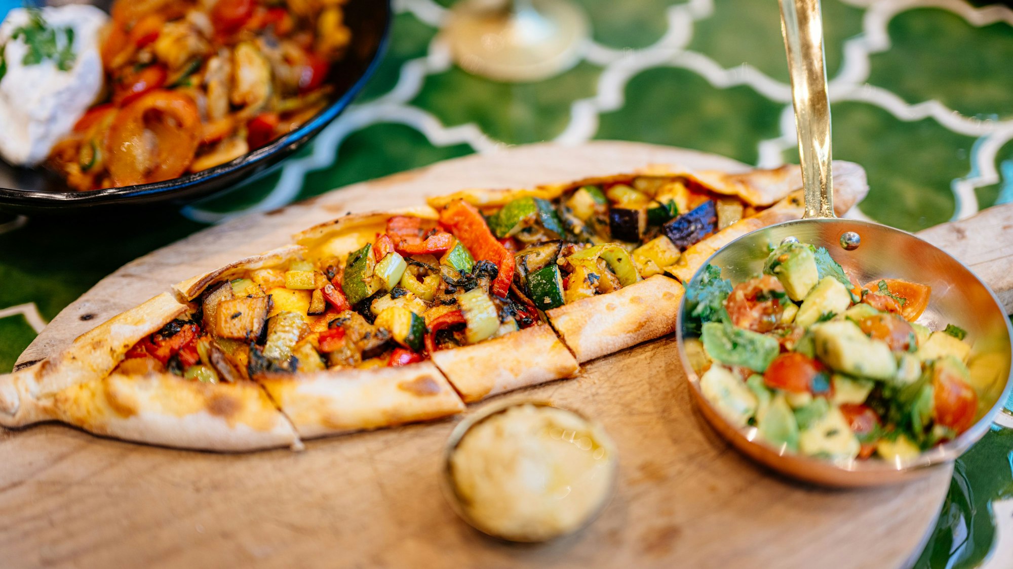 Buntes gegrilltes Gemüse ist der Bestandteil des Teigschiffchens, das sich im Bona'me Pide nennt.