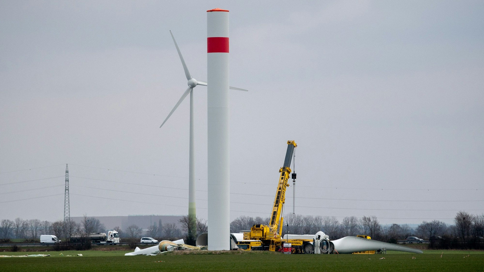 Die beiden Rotorblätter am beschädigten Windrad sollen ersetzt werden.