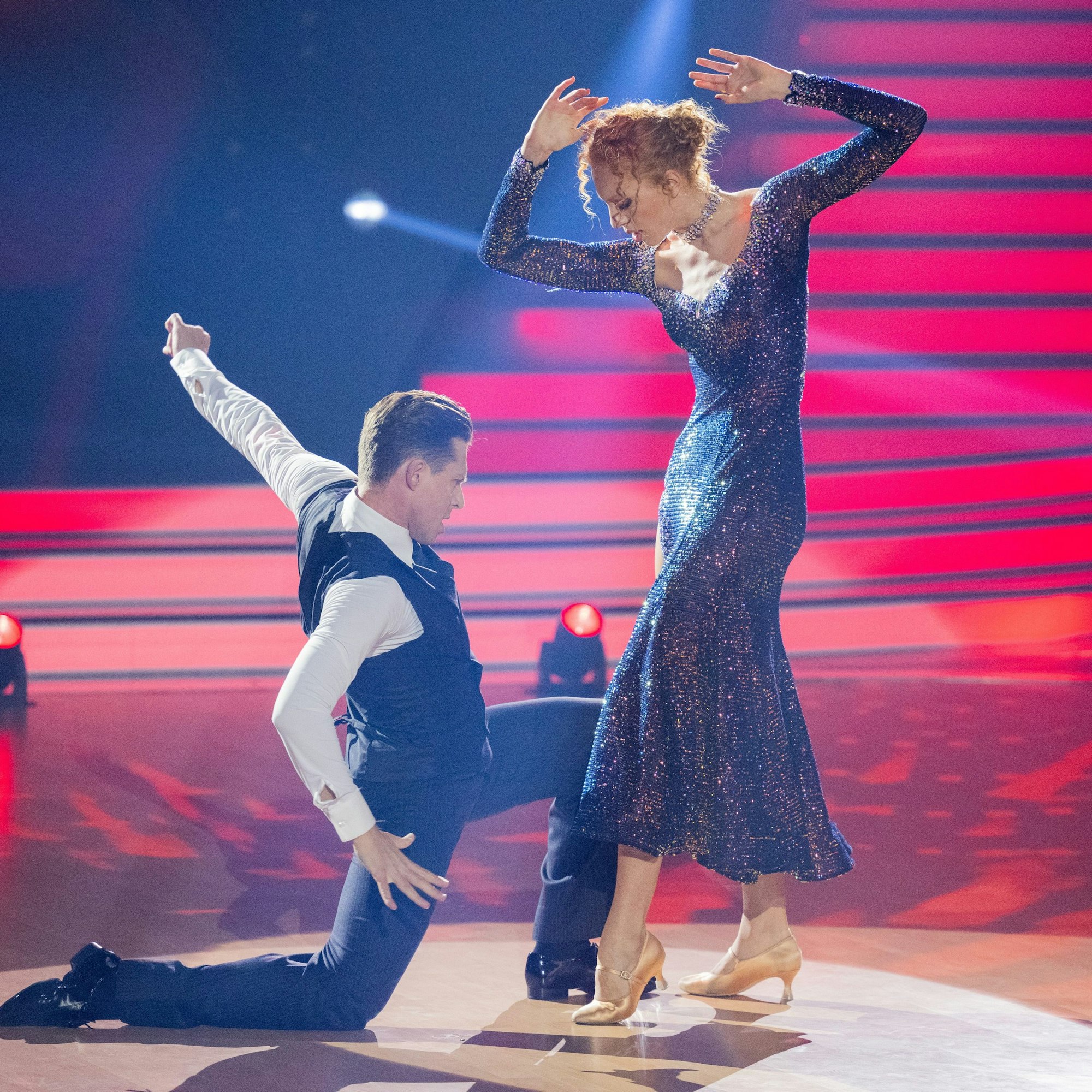24.02.2023, Nordrhein-Westfalen, Köln: Anna Ermakova, Model, und Valentin Lusin, Profitänzer, tanzen in der RTL-Tanzshow "Let's Dance" im Coloneum. Foto: Rolf Vennenbernd/dpa +++ dpa-Bildfunk +++