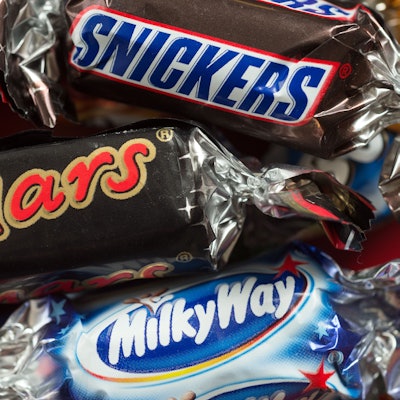 Verschiedene Mars-Schokoriegel liegen auf einem Tisch. Die Supermarkt-Kette Edeka will die Produkte des US-Herstellers aus seinem Sortiment streichen.