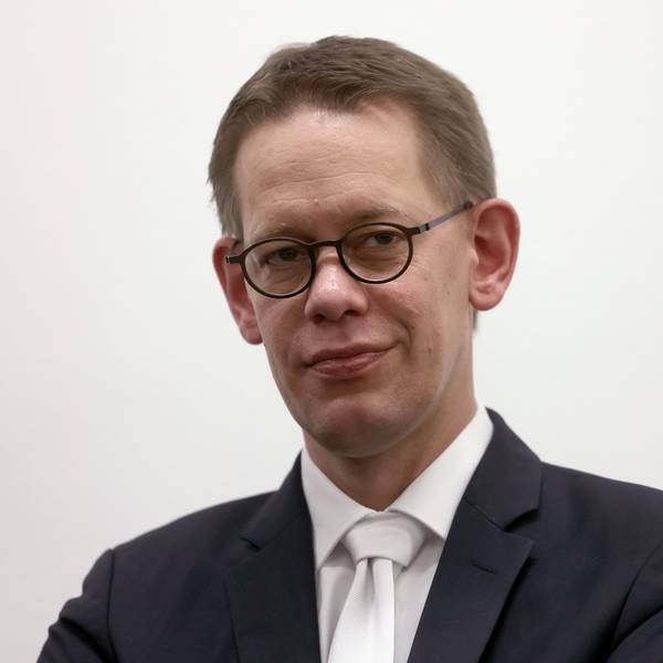 Wolfgang Heer, Anwalt des Mitangeklagten, steht beim Auftakt des Prozesses gegen den früheren Reemtsma-Entführer Drach vor dem Landgericht.