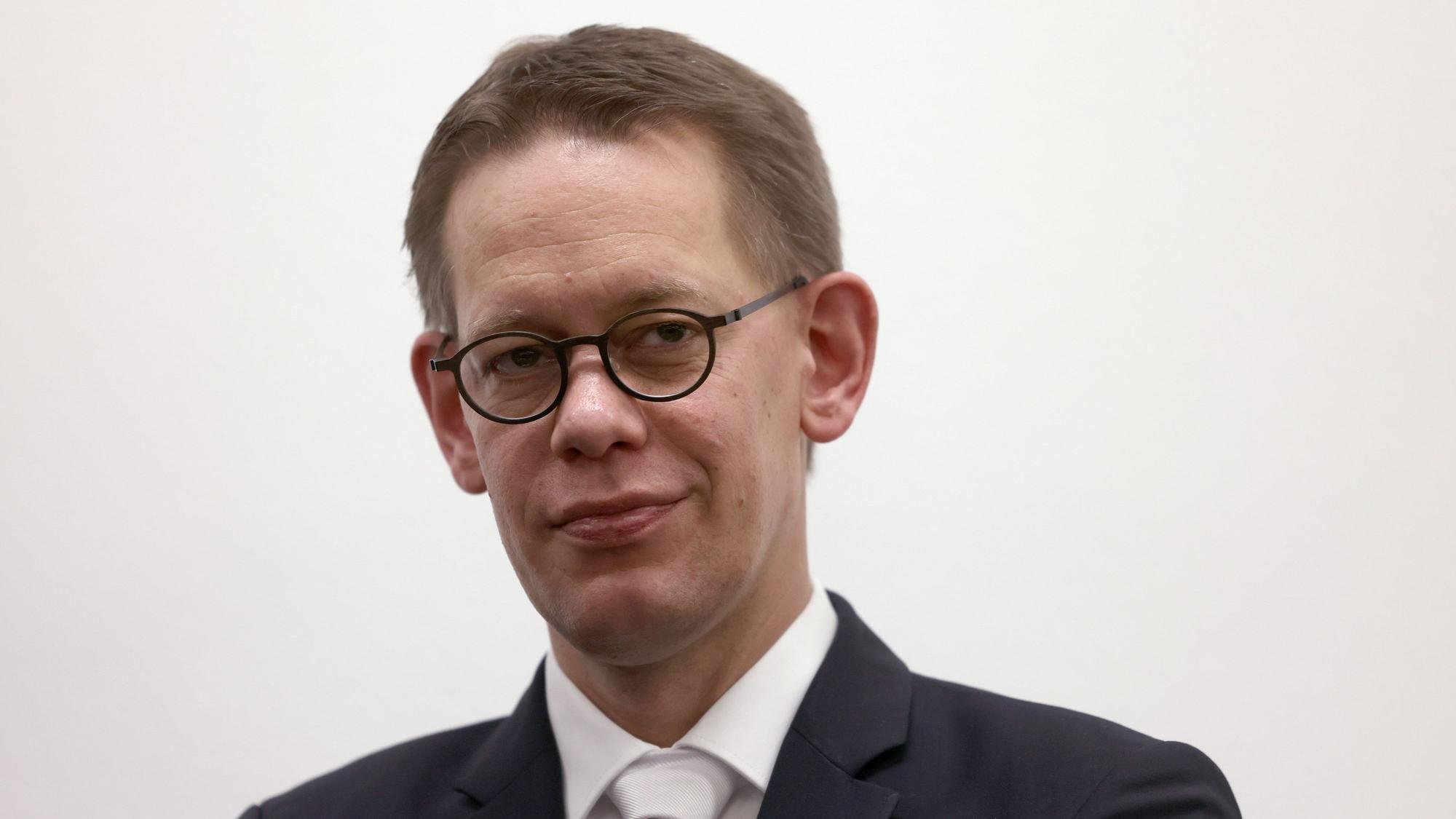 Wolfgang Heer, Anwalt des Mitangeklagten, steht beim Auftakt des Prozesses gegen den früheren Reemtsma-Entführer Drach vor dem Landgericht.