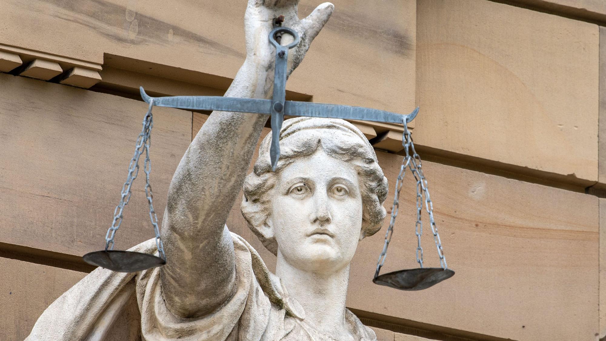 Statue der Göttin Justitia vor einem Gericht (Symbolbild)