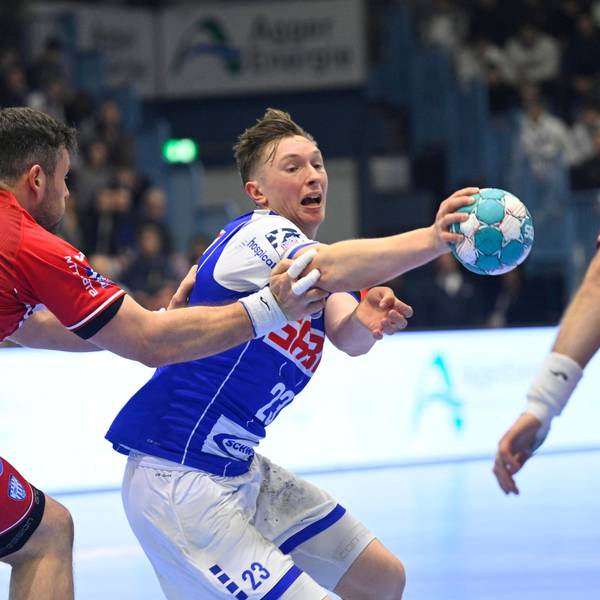 Eine Spielsituation zwischen zwei Handballern.