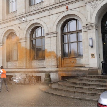 Ein Aktivist bespritzt das Bundesverkehrsministerium.