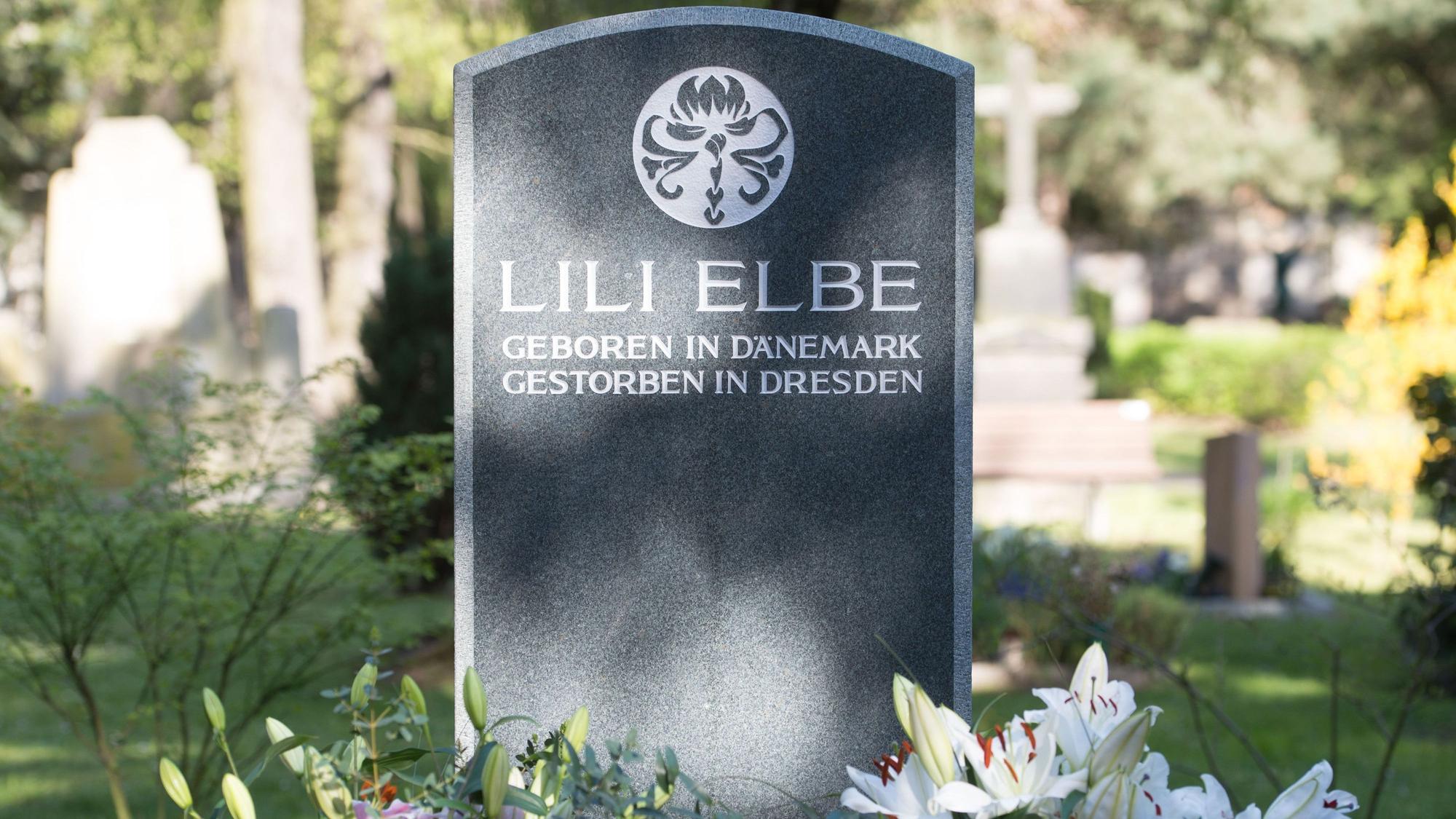Der Grabstein der Malerin Lili Elbe, aufgenommen auf dem Trinitatisfriedhof.