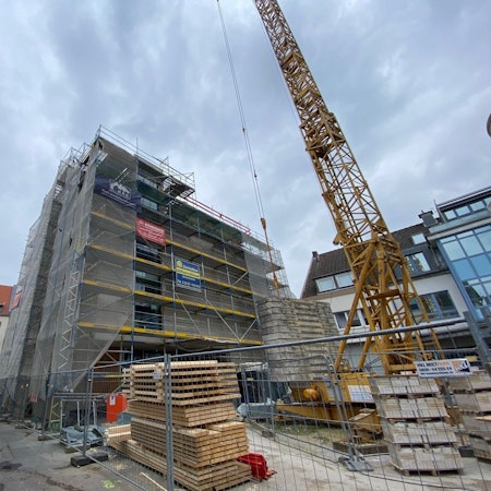 Das Foto zeigt die Baustelle des Rathausanbaus in Brühl. Die Arbeiten verzögern sich zum wiederholten Male.