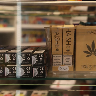 HHC-Packungen stehen in einem Kiosk.