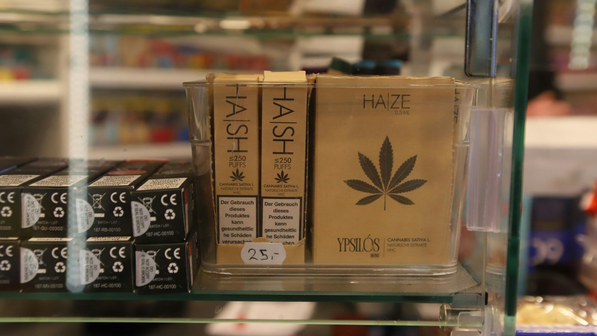 HHC-Packungen stehen in einem Kiosk.