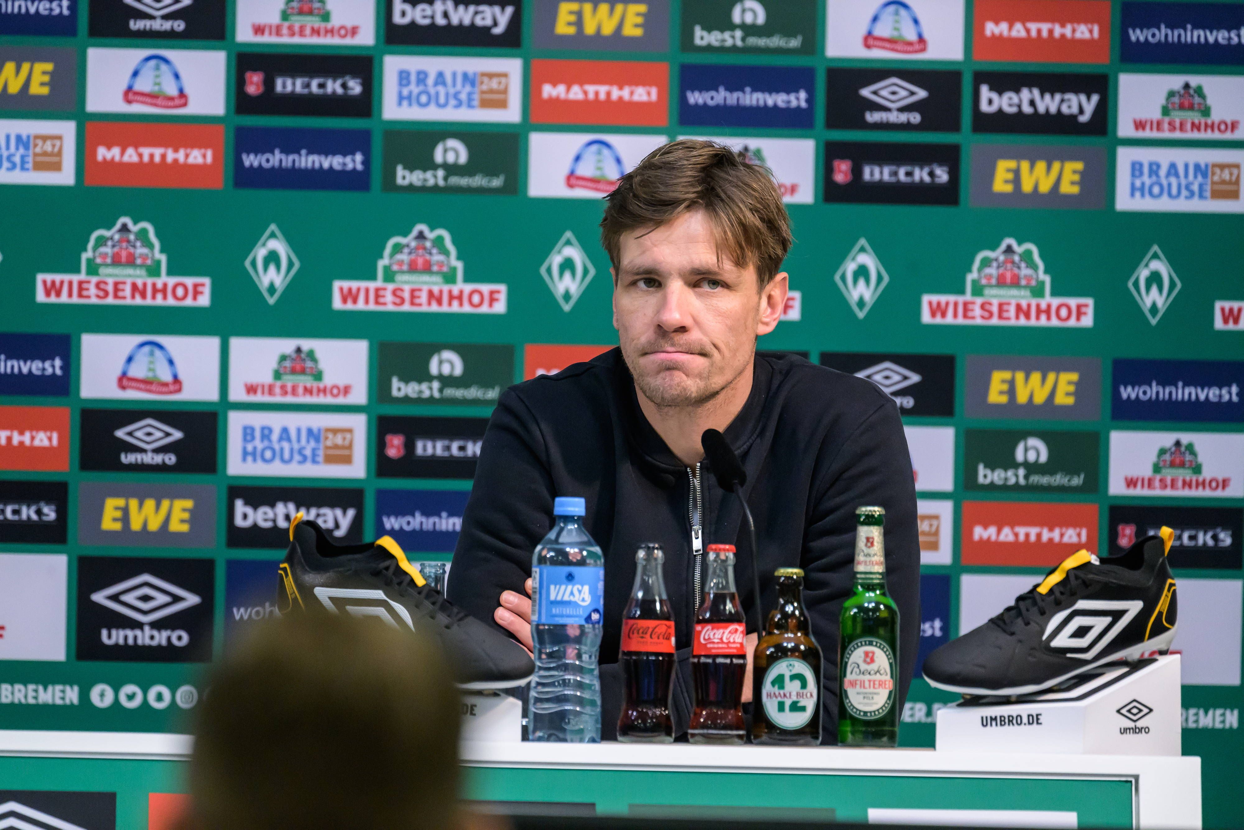 Clemens Fritz auf einer Pressekonferrenz von Werder Bremen.
