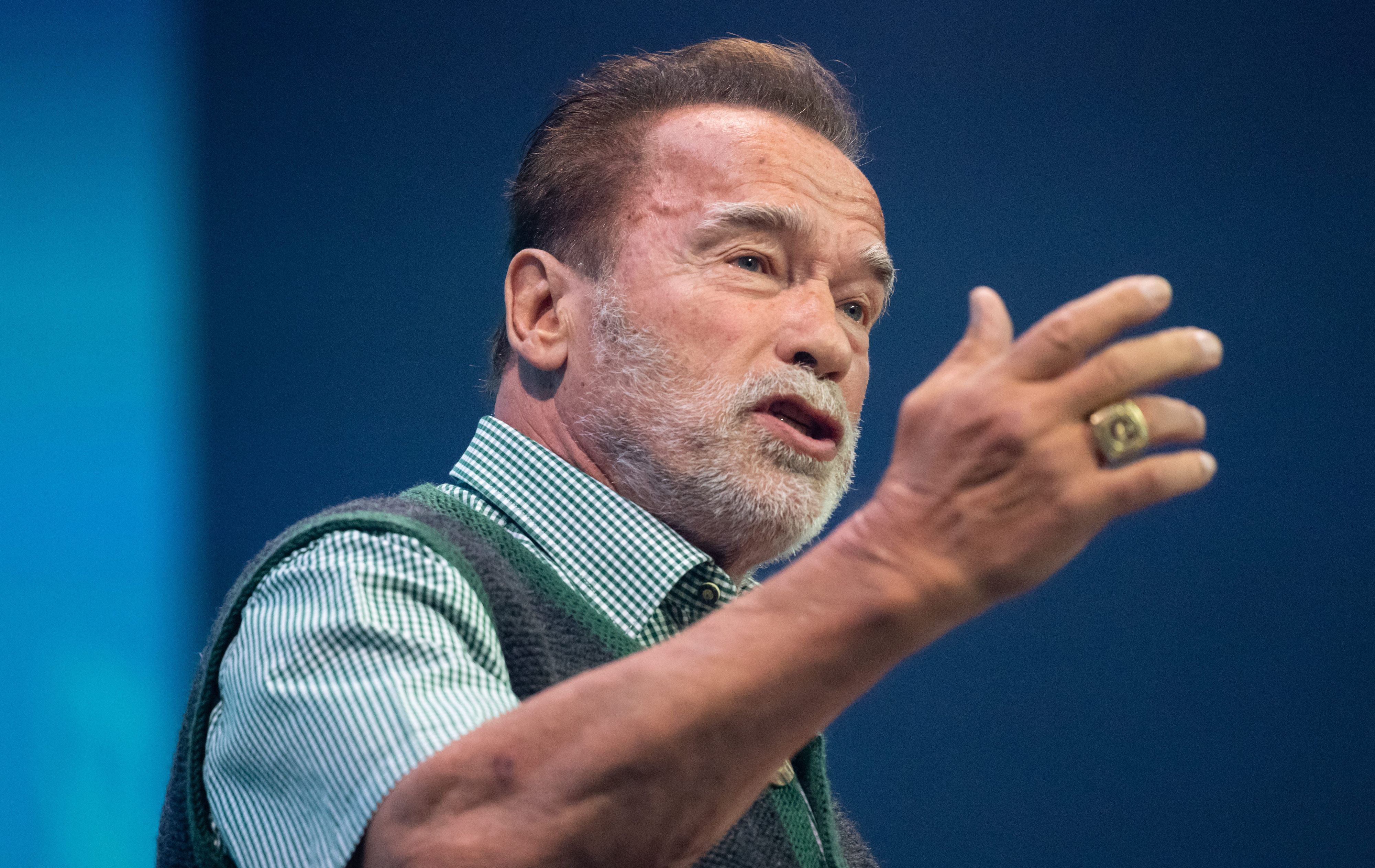 Arnold Schwarzenegger, Schauspieler und ehemaliger Gouverneur von Kalifornien, steht auf der Bühne.