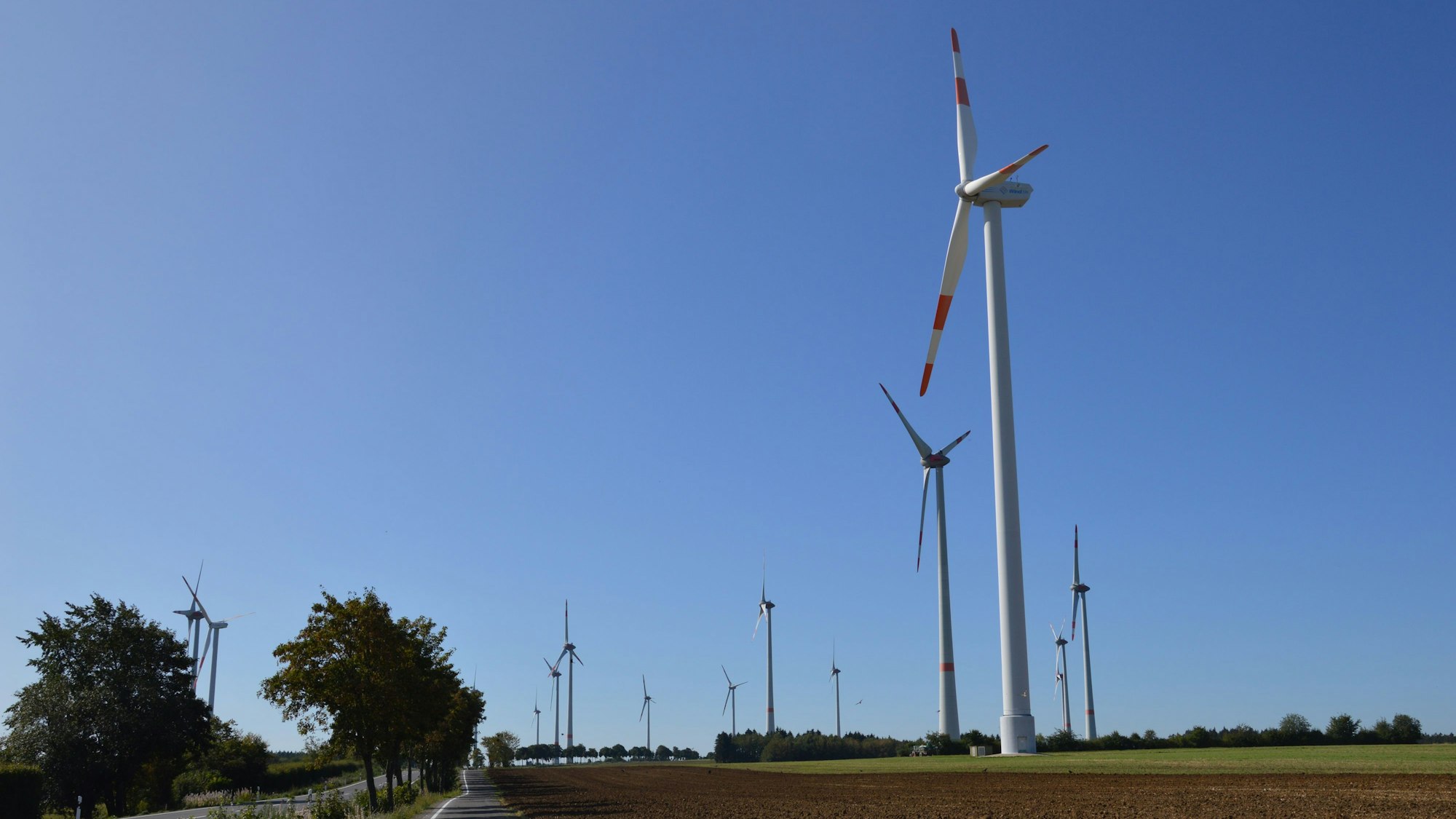 Blick auf die Windräder in Schöneseiffen.