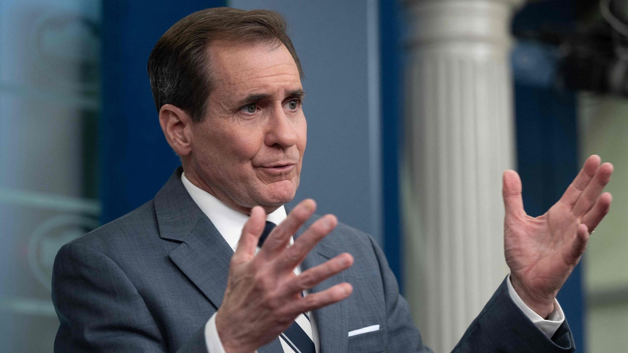 Der Sprecher des Nationalen Sicherheitsrats der USA, John Kirby, gestikuliert mit beiden Händen