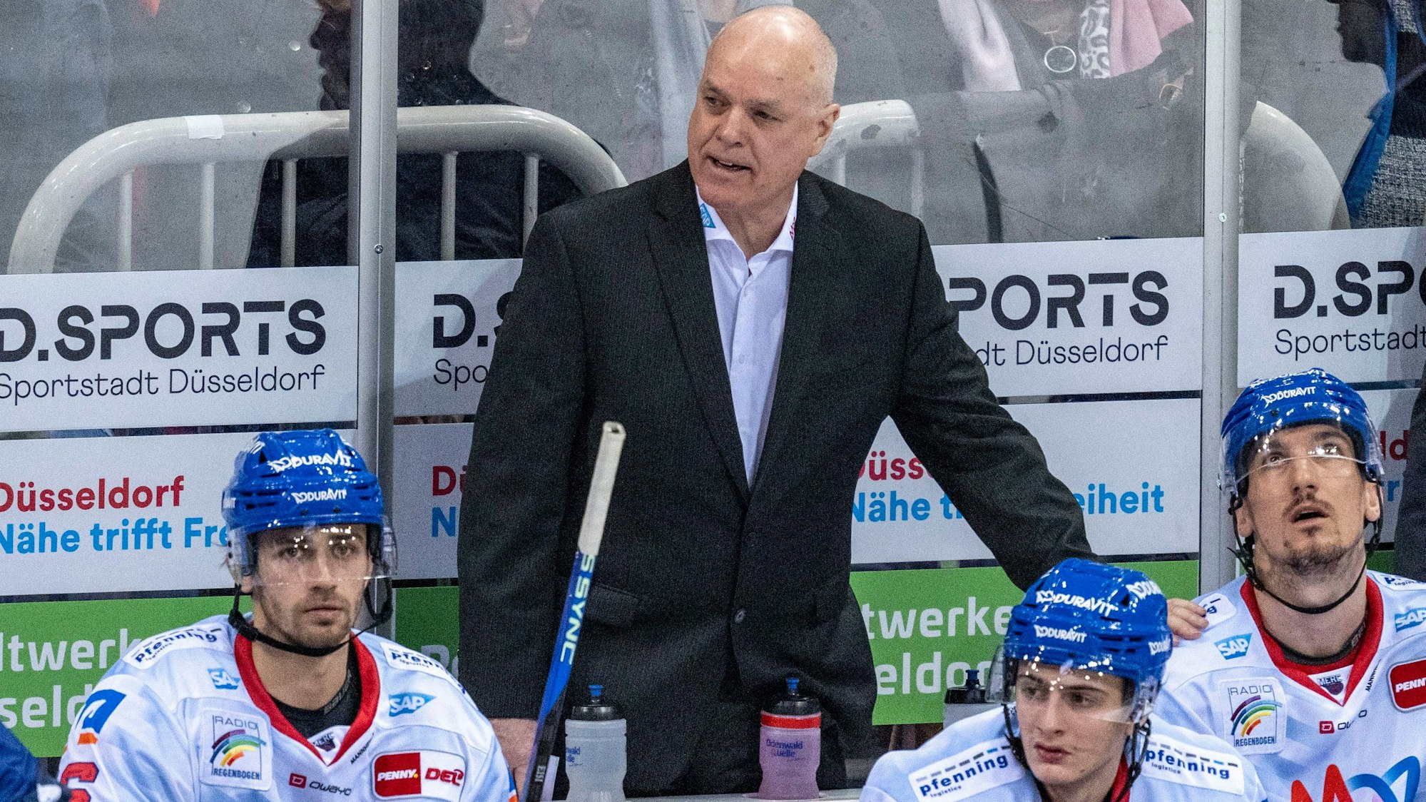 05.03.2023, Nordrhein-Westfalen, Düsseldorf: Eishockey: DEL, Düsseldorfer EG - Adler Mannheim, Hauptrunde, 60. Spieltag, PSD Bank Dome: Mannheims Trainer Bill Stewart beobachtet das Spiel. Foto: David Inderlied/dpa +++ dpa-Bildfunk +++