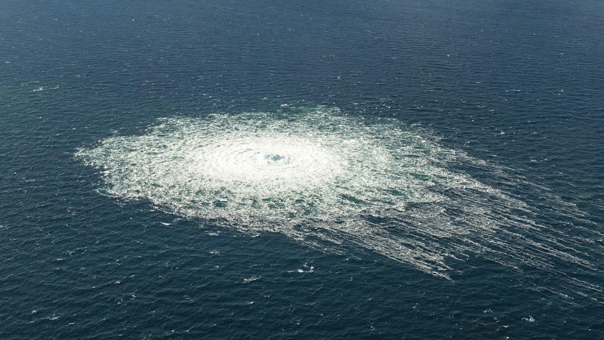 Das vom dänischen Verteidigungskommando zur Verfügung gestellte Foto zeigt das Nord Stream 2-Gasleck in der Nähe von Bornholm aus der Luft.