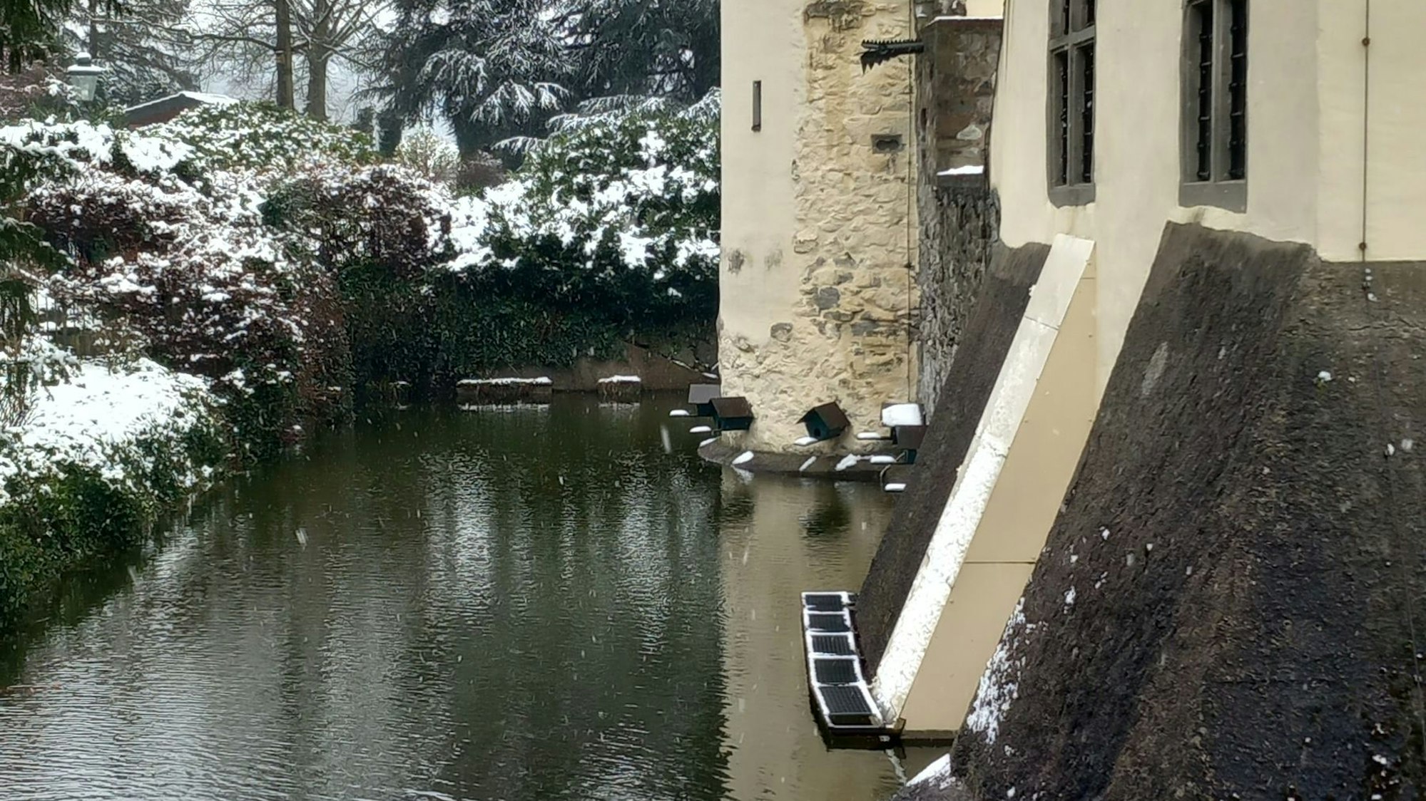 Der Wassergraben an Burg Odenhausen in Berkum hält auch die Fundamente feucht und stabil.