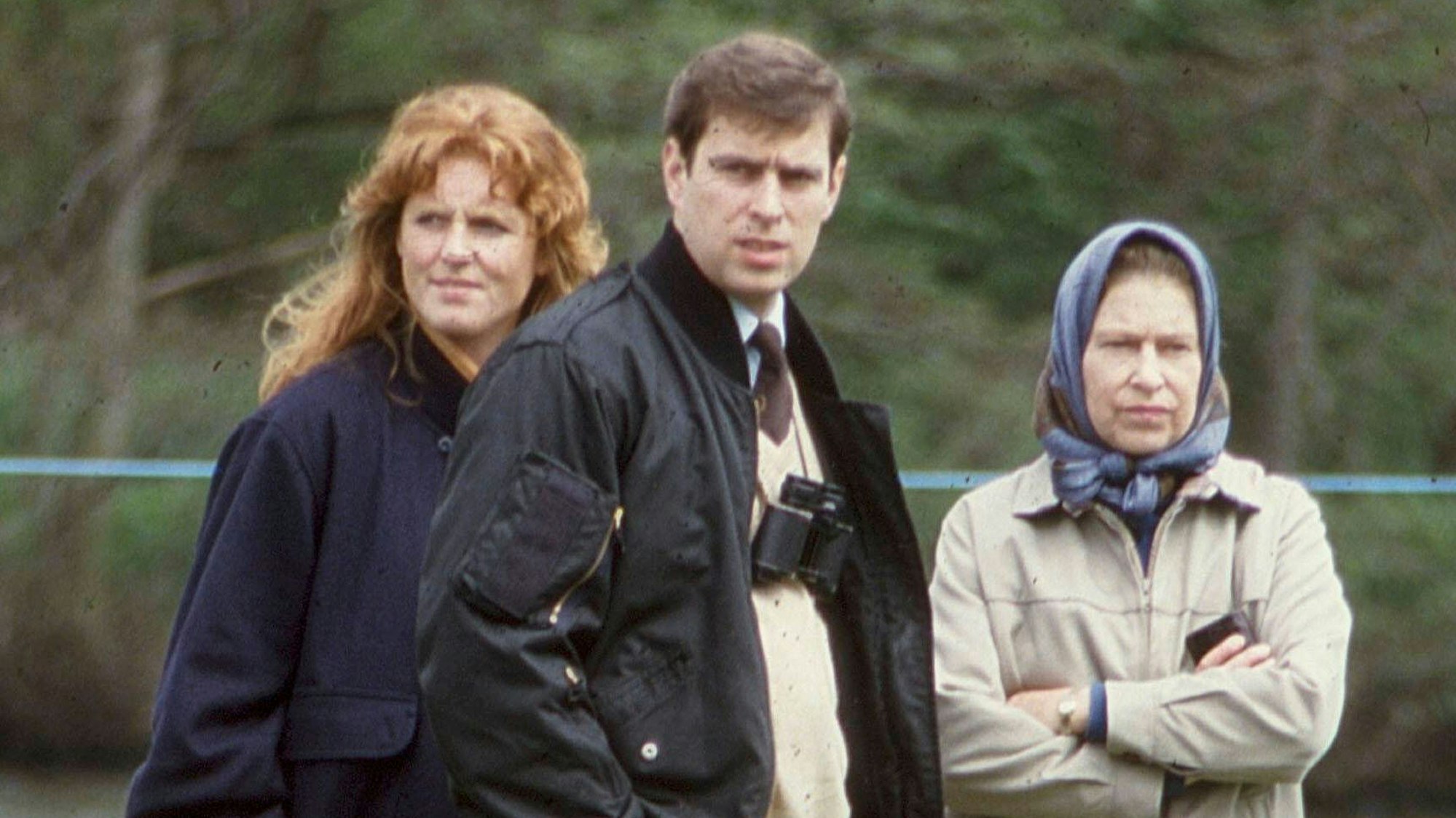 Sarah Ferguson (l.) steht mit ihrem Ex-Mann Prinz Andrew und Queen Elizabeth II. auf einer Wiese.
