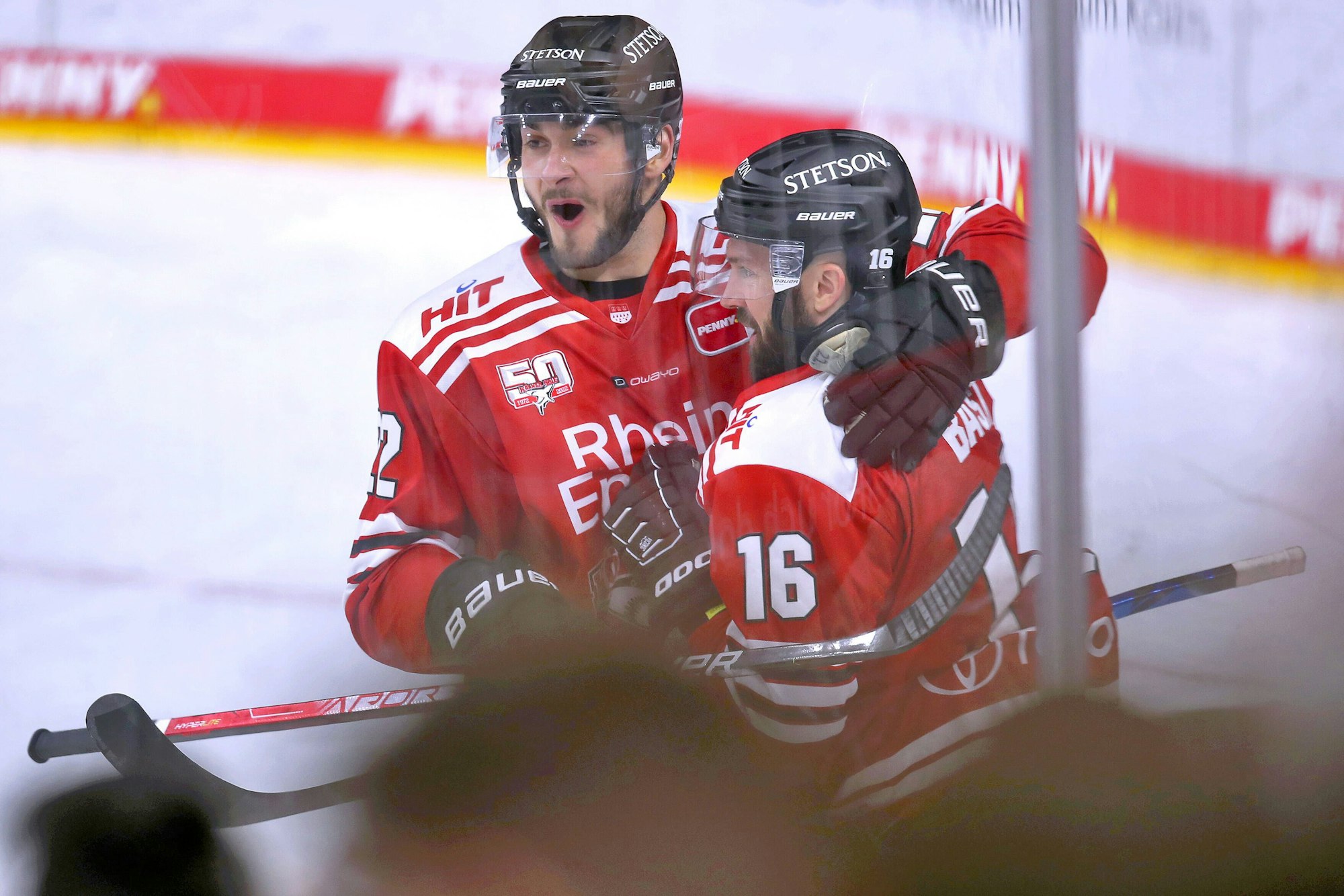 Jason Bast und Maximilian Glötzl von den Kölner Haien. (Archivfoto)