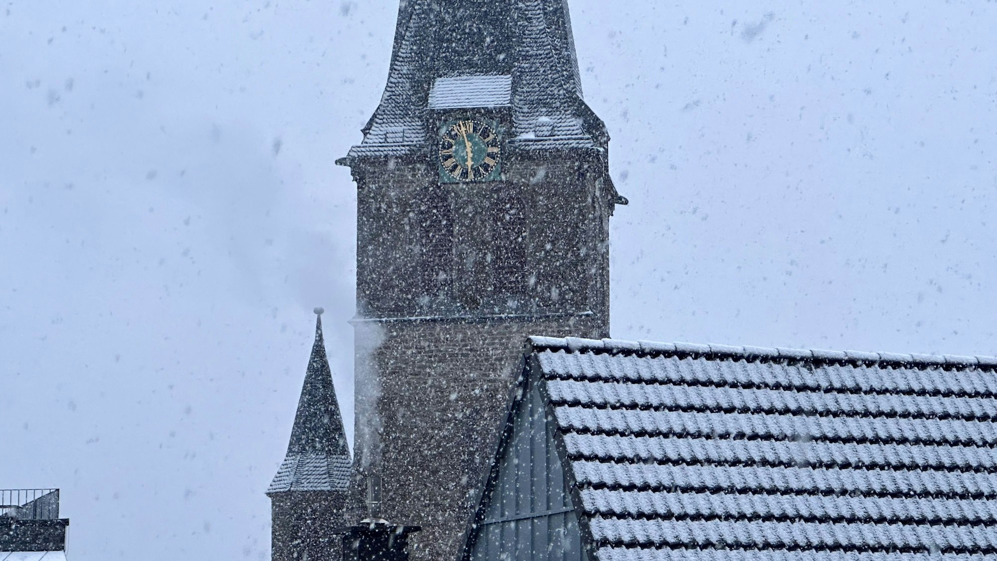 Große Schneeflocken fallen am Dienstagabend auch in der Gummersbacher Innenstadt.