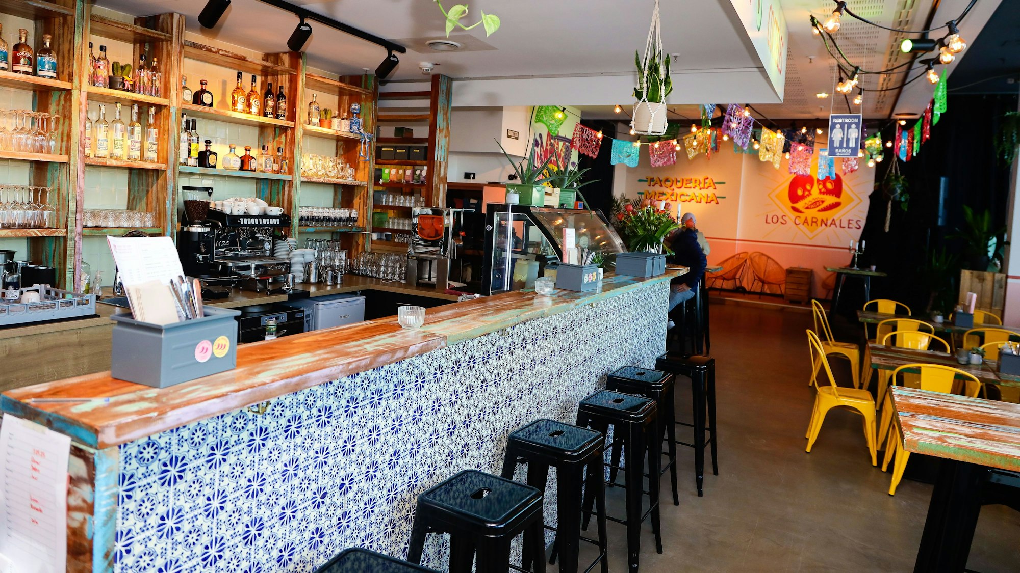 Blick auf eine Bar in einem Restaurant