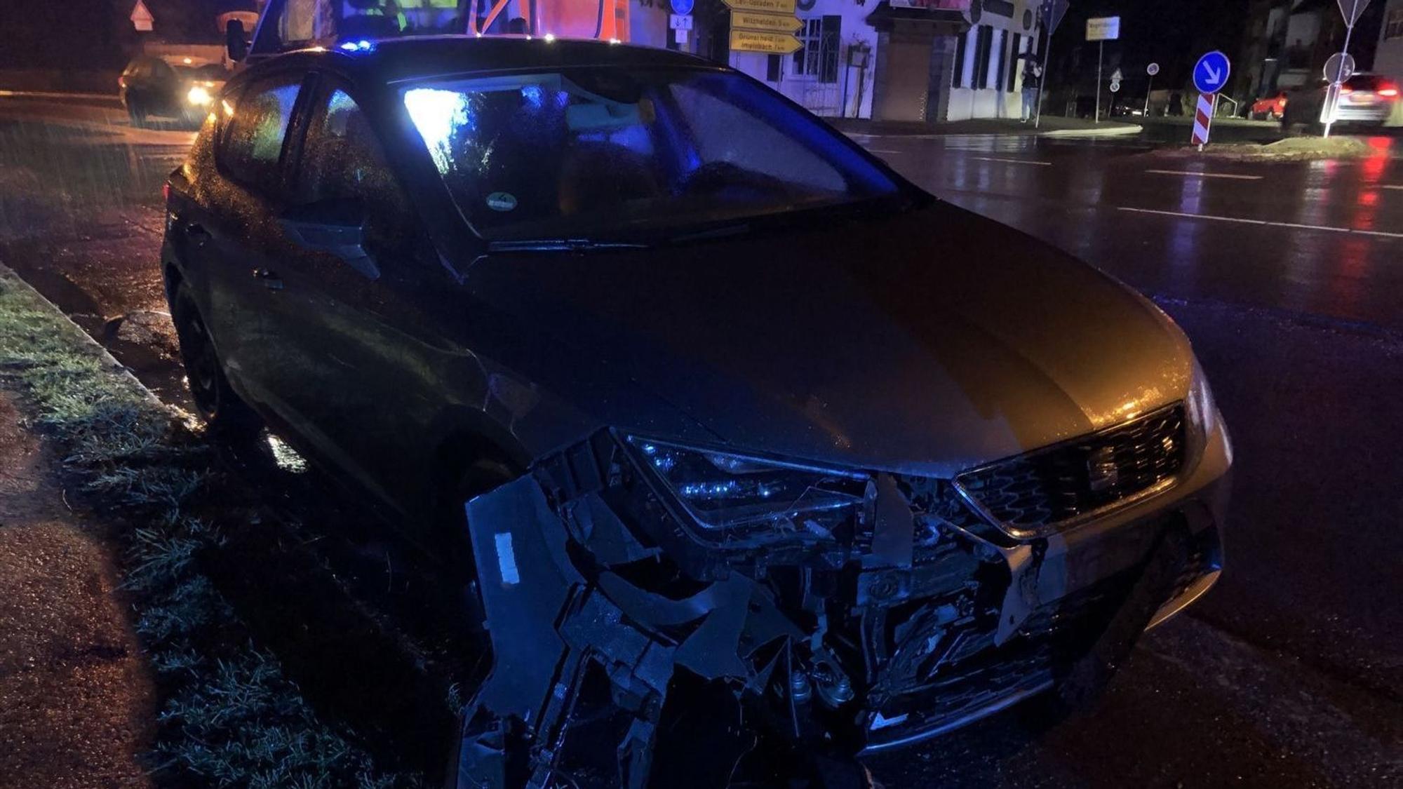 Der Fahrer dieses Seat übersah einen Motorradfahrer.