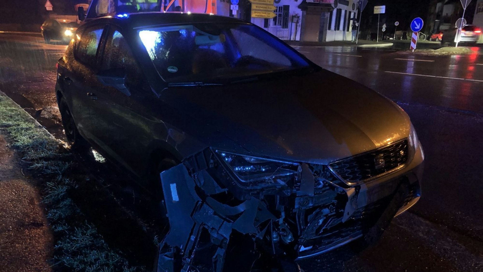 Der Fahrer dieses Seat übersah einen Motorradfahrer.