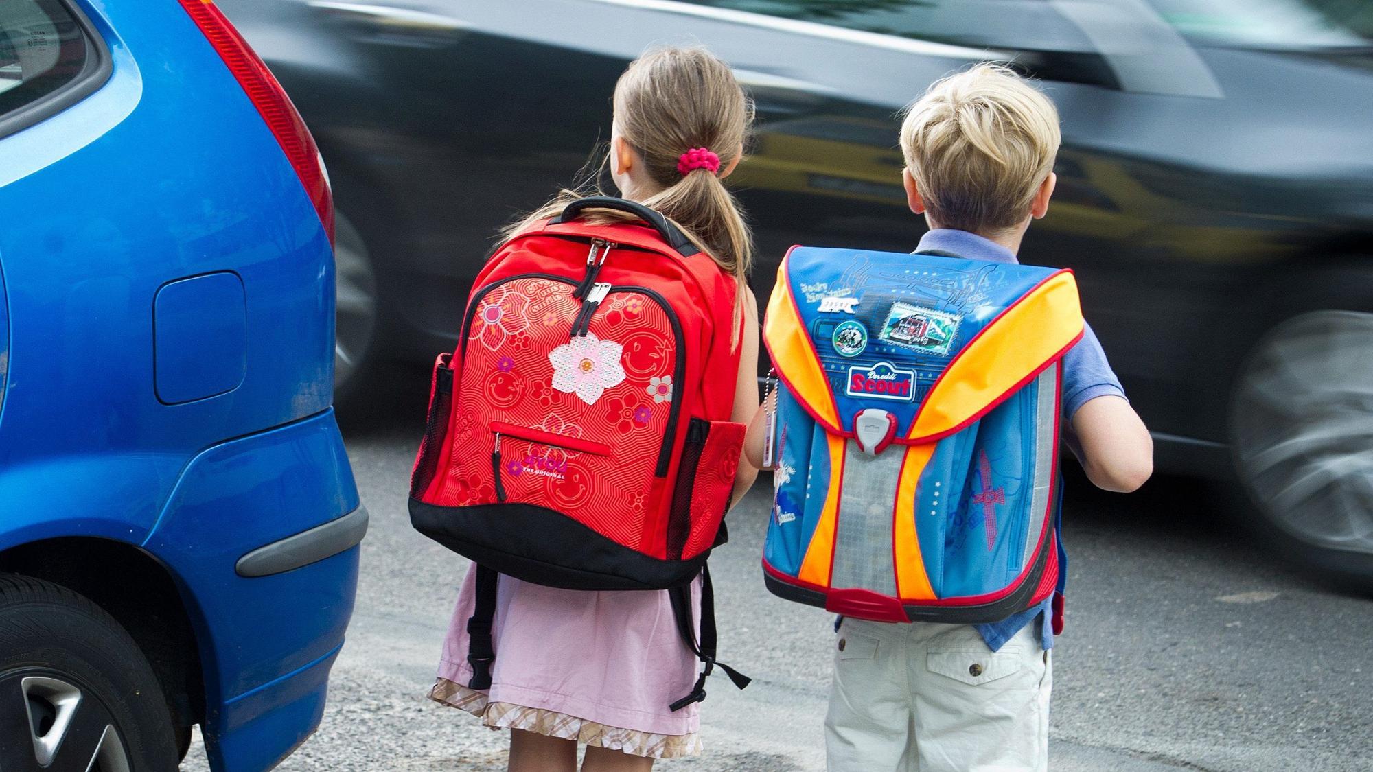 Zwei Schulkinder auf dem Schulweg. (Symbolbild)