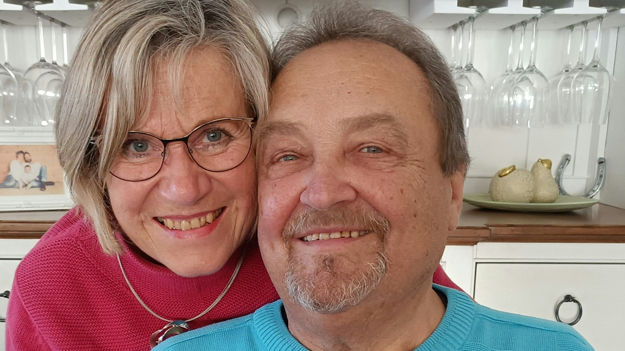 Das Ehepaar lächelt in die Kamera.