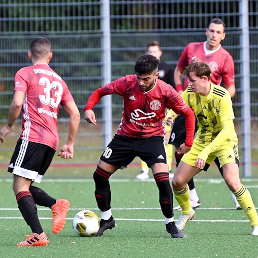 Fußball
SV Schlebusch - SpVg Porz
am Ball: Tugay Düzelten (Porz)
rechts: Martin Schulz (Schl)
Foto: Uli Herhaus