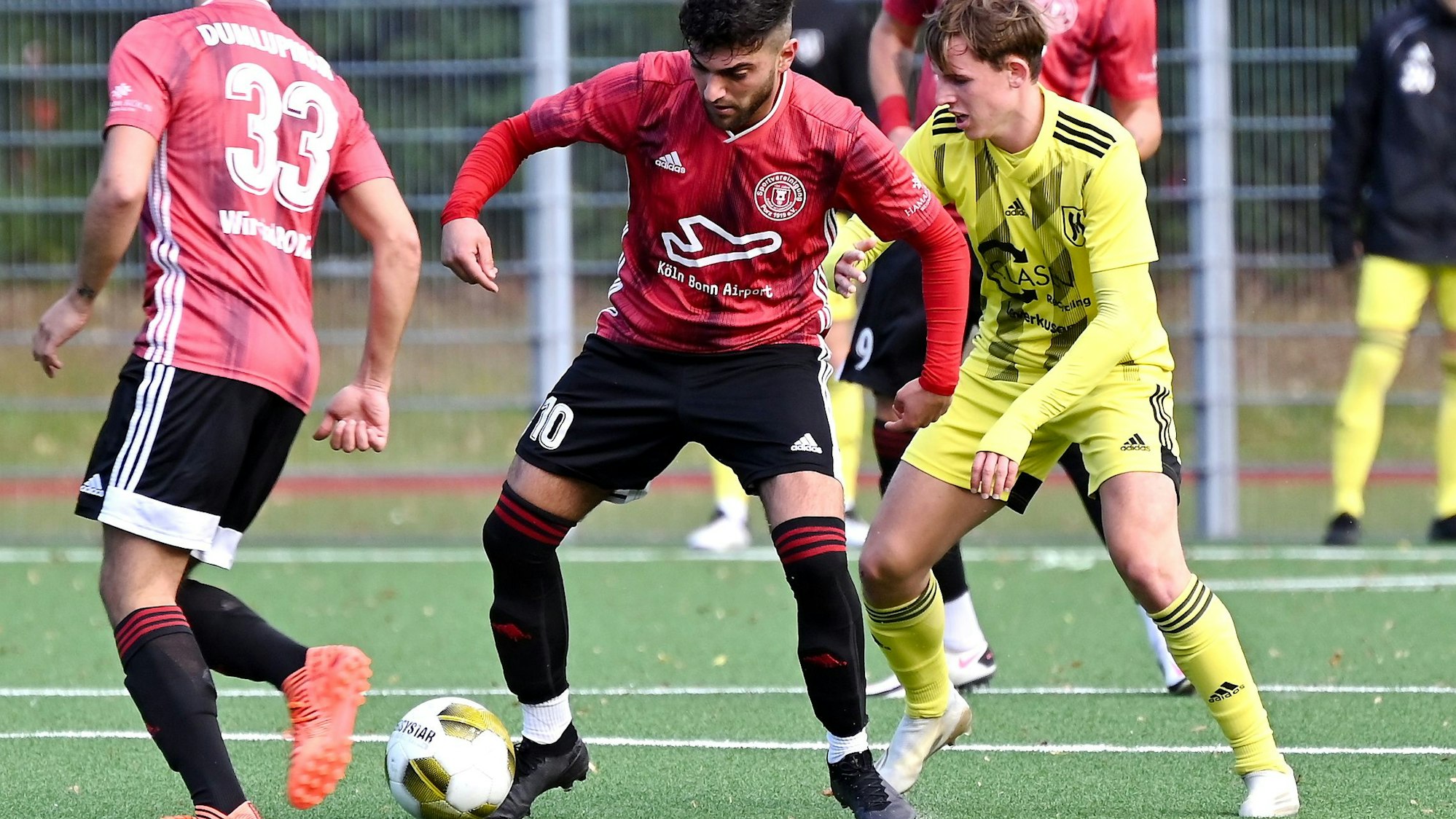 Fußball
SV Schlebusch - SpVg Porz
am Ball: Tugay Düzelten (Porz)
rechts: Martin Schulz (Schl)
Foto: Uli Herhaus