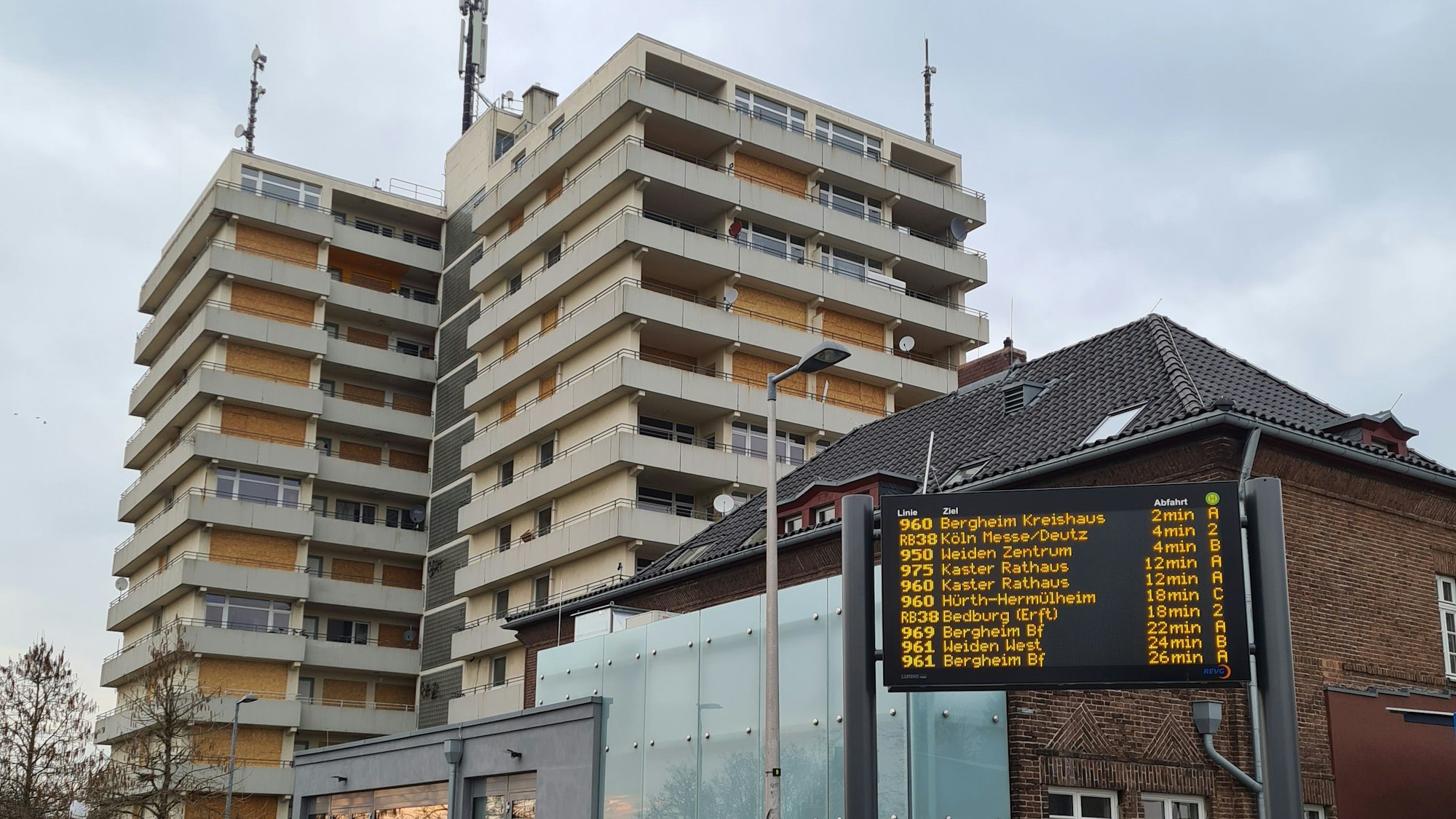 Das Hochhaus an der Frenser Straße in Quadrath-Ichendorf.