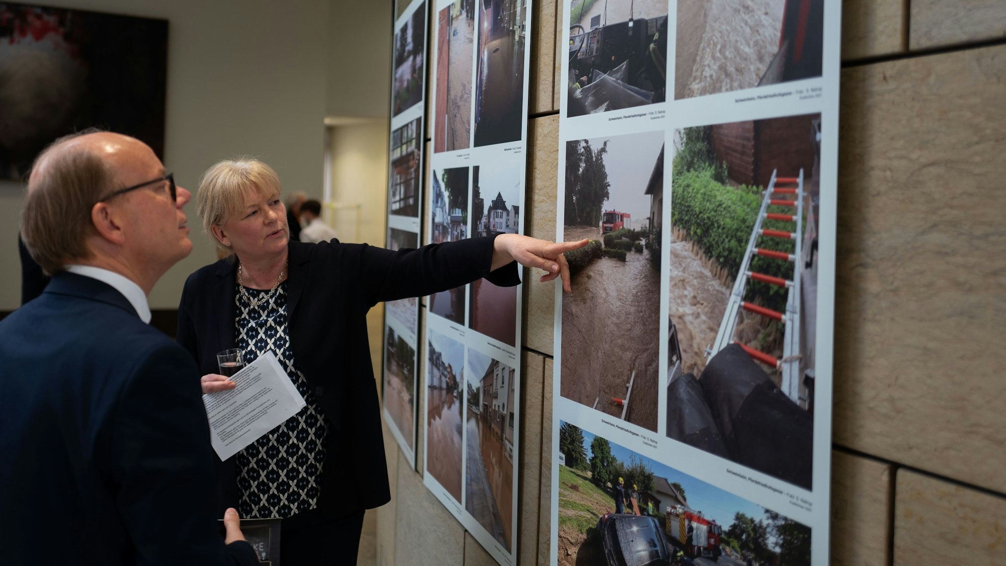 „Diese Fotos wühlen auf“, sagt Landtagspräsident Adnré Kuper bei der Eröffnung der Sonderausstellung.