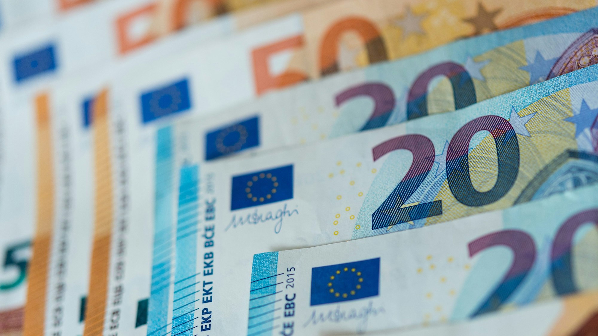 20- und 50-Euro-Scheine. (Symbolbild)